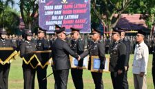 PENGHARGAAN – Kapolda Kalimantan Selatan Irjen Pol Dr Rosyanto Yudha Hermawan menyerahkan penghargaan kepada personel Subdit 3 Ditresnarkoba Polda Kalsel atas keberhasilan mengungkap 379 kilogram sabu dan puluhan ribu butir ekstasi, saat upacara Hari Bhayangkara ke-80 di Mako Satbrimob Polda Kalsel, Banjarbaru, Rabu (1/7/2026). (foto:istimewa)