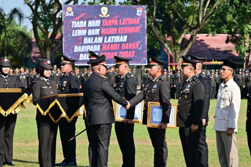 PENGHARGAAN – Kapolda Kalimantan Selatan Irjen Pol Dr Rosyanto Yudha Hermawan menyerahkan penghargaan kepada personel Subdit 3 Ditresnarkoba Polda Kalsel atas keberhasilan mengungkap 379 kilogram sabu dan puluhan ribu butir ekstasi, saat upacara Hari Bhayangkara ke-80 di Mako Satbrimob Polda Kalsel, Banjarbaru, Rabu (1/7/2026). (foto:istimewa)