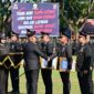 PENGHARGAAN – Kapolda Kalimantan Selatan Irjen Pol Dr Rosyanto Yudha Hermawan menyerahkan penghargaan kepada personel Subdit 3 Ditresnarkoba Polda Kalsel atas keberhasilan mengungkap 379 kilogram sabu dan puluhan ribu butir ekstasi, saat upacara Hari Bhayangkara ke-80 di Mako Satbrimob Polda Kalsel, Banjarbaru, Rabu (1/7/2026). (foto:istimewa)