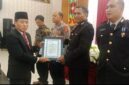 Ketua DPRD Murung Raya H.Rumiadi,S.E.,S.H.,M.H., saat memberikan penghargaan dalam syukuran peringatan HUT ke-80 Bhayangkara di GPU Tira Tangka Balang (foto: Maya)
