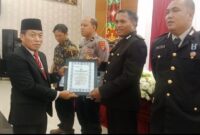 Ketua DPRD Murung Raya H.Rumiadi,S.E.,S.H.,M.H., saat memberikan penghargaan dalam syukuran peringatan HUT ke-80 Bhayangkara di GPU Tira Tangka Balang (foto: Maya)
