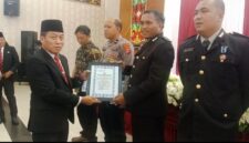 Ketua DPRD Murung Raya H.Rumiadi,S.E.,S.H.,M.H., saat memberikan penghargaan dalam syukuran peringatan HUT ke-80 Bhayangkara di GPU Tira Tangka Balang (foto: Maya)