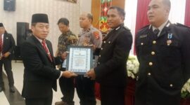 Ketua DPRD Murung Raya H.Rumiadi,S.E.,S.H.,M.H., saat memberikan penghargaan dalam syukuran peringatan HUT ke-80 Bhayangkara di GPU Tira Tangka Balang (foto: Maya)
