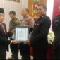 Ketua DPRD Murung Raya H.Rumiadi,S.E.,S.H.,M.H., saat memberikan penghargaan dalam syukuran peringatan HUT ke-80 Bhayangkara di GPU Tira Tangka Balang (foto: Maya)
