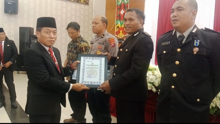 Ketua DPRD Murung Raya H.Rumiadi,S.E.,S.H.,M.H., saat memberikan penghargaan dalam syukuran peringatan HUT ke-80 Bhayangkara di GPU Tira Tangka Balang (foto: Maya)
