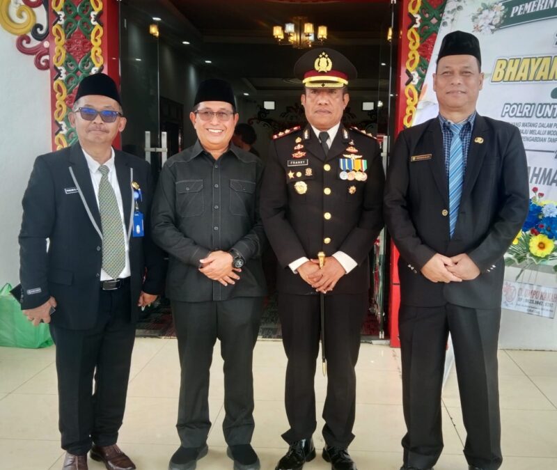 Ketua Komisi I DPRD Mura Rejekinoor (kiri dua) usai Upacara Peringatan HUT ke-80 Bhayangkara di halaman Kantor Bupati (foto: Maya)
