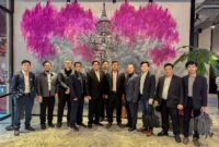 DELEGASI INDONESIA – Delegasi Indonesia yang terdiri dari unsur perusahaan, praktisi, akademisi, dan profesional berfoto bersama usai mengikuti rangkaian diskusi terkait pengembangan energi berkelanjutan dalam ajang Asia Sustainable Energy Week 2026 di Bangkok, Thailand. Tampak Direktur Utama PT Hayau Berait Bersama Grup, Muhammad Nanda, bersama para peserta lainnya. (foto: istimewa)

