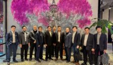 DELEGASI INDONESIA – Delegasi Indonesia yang terdiri dari unsur perusahaan, praktisi, akademisi, dan profesional berfoto bersama usai mengikuti rangkaian diskusi terkait pengembangan energi berkelanjutan dalam ajang Asia Sustainable Energy Week 2026 di Bangkok, Thailand. Tampak Direktur Utama PT Hayau Berait Bersama Grup, Muhammad Nanda, bersama para peserta lainnya. (foto: istimewa)
