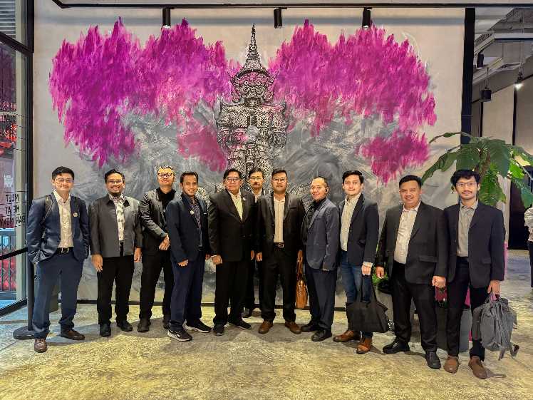 DELEGASI INDONESIA – Delegasi Indonesia yang terdiri dari unsur perusahaan, praktisi, akademisi, dan profesional berfoto bersama usai mengikuti rangkaian diskusi terkait pengembangan energi berkelanjutan dalam ajang Asia Sustainable Energy Week 2026 di Bangkok, Thailand. Tampak Direktur Utama PT Hayau Berait Bersama Grup, Muhammad Nanda, bersama para peserta lainnya. (foto: istimewa)
