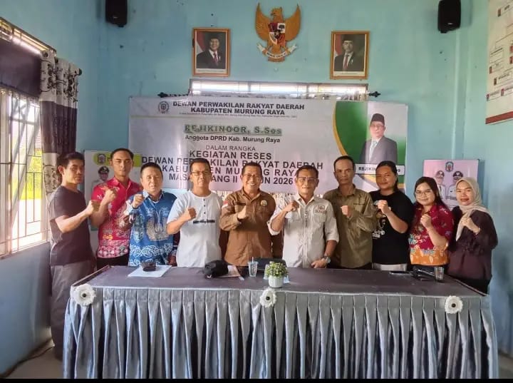 Anggota DPRD Kabupaten Murung Raya Rejekinoor saat melaksanakan kegiatan reses di Desa Puruk Kambang, Kecamatan Tanah Siang Selatan. (foto: istimewa)
 