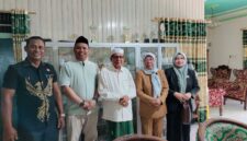 SILATURAHMI PKB–PCNU – Ketua DPC PKB Kabupaten Kapuas Tommy Saputra bersama jajaran pengurus dan Fraksi PKB DPRD Kapuas bersilaturahmi ke kediaman Ketua Tanfidziyah PCNU Kabupaten Kapuas KH. Nurani Sarji di Kuala Kapuas, Senin (6/7/2026). (Foto: Istimewa)