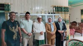 SILATURAHMI PKB–PCNU – Ketua DPC PKB Kabupaten Kapuas Tommy Saputra bersama jajaran pengurus dan Fraksi PKB DPRD Kapuas bersilaturahmi ke kediaman Ketua Tanfidziyah PCNU Kabupaten Kapuas KH. Nurani Sarji di Kuala Kapuas, Senin (6/7/2026). (Foto: Istimewa)