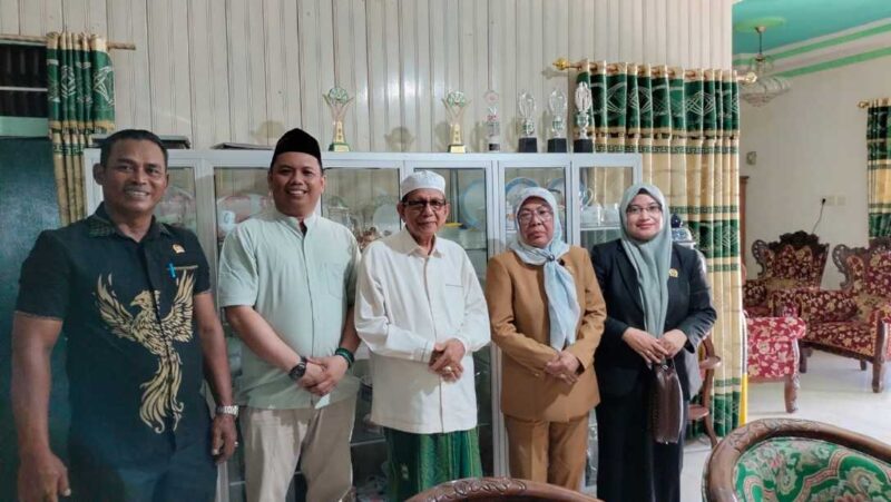 SILATURAHMI PKB–PCNU – Ketua DPC PKB Kabupaten Kapuas Tommy Saputra bersama jajaran pengurus dan Fraksi PKB DPRD Kapuas bersilaturahmi ke kediaman Ketua Tanfidziyah PCNU Kabupaten Kapuas KH. Nurani Sarji di Kuala Kapuas, Senin (6/7/2026). (Foto: Istimewa)