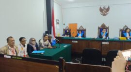 Pihak penggugat bersama tim kuasa hukum nya dari Kantor Advokat Bujino A Salan SH MH dan rekan serta Edy Sucipto SH MH (Foto Istimewa)


