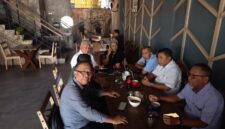 RAPAT PEMBENTUKAN ORI – Sejumlah tokoh buruh, advokat, akademisi, pensiunan ASN, dan perwakilan organisasi masyarakat menggelar rapat finalisasi pembentukan kepengurusan Organisasi Rakyat Indonesia (ORI) Kalimantan Selatan di Banjarmasin, Kamis (9/7/2026). Pertemuan tersebut menjadi langkah awal pembentukan ORI Kalsel sebagai organisasi independen yang fokus memperjuangkan hak dan kesejahteraan pekerja. (foto: istimewa)
