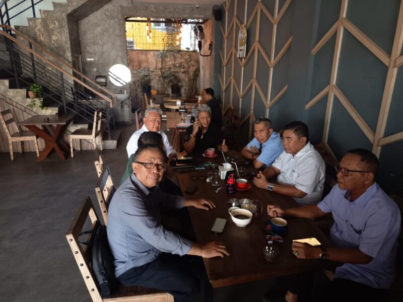 RAPAT PEMBENTUKAN ORI – Sejumlah tokoh buruh, advokat, akademisi, pensiunan ASN, dan perwakilan organisasi masyarakat menggelar rapat finalisasi pembentukan kepengurusan Organisasi Rakyat Indonesia (ORI) Kalimantan Selatan di Banjarmasin, Kamis (9/7/2026). Pertemuan tersebut menjadi langkah awal pembentukan ORI Kalsel sebagai organisasi independen yang fokus memperjuangkan hak dan kesejahteraan pekerja. (foto: istimewa)
