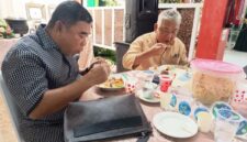 HADIRI MILAD – Ketua Umum dan Pembina Forum Kerukunan dan Pemerhati Warga Kalimantan (FKPWK) Kalsel H Junaidi dan H Rahmat Fadillah SH menghadiri tasyakuran Hari Ulang Tahun ke-52 Owner Istana Motor H.M. Suyanto di Banjarmasin, Jumat (10/7/2026). (foto: istimewa)