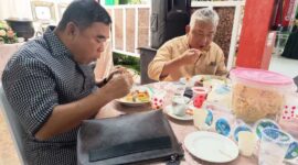 HADIRI MILAD – Ketua Umum dan Pembina Forum Kerukunan dan Pemerhati Warga Kalimantan (FKPWK) Kalsel H Junaidi dan H Rahmat Fadillah SH menghadiri tasyakuran Hari Ulang Tahun ke-52 Owner Istana Motor H.M. Suyanto di Banjarmasin, Jumat (10/7/2026). (foto: istimewa)