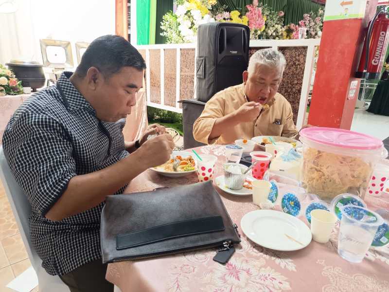 HADIRI MILAD – Ketua Umum dan Pembina Forum Kerukunan dan Pemerhati Warga Kalimantan (FKPWK) Kalsel H Junaidi dan H Rahmat Fadillah SH menghadiri tasyakuran Hari Ulang Tahun ke-52 Owner Istana Motor H.M. Suyanto di Banjarmasin, Jumat (10/7/2026). (foto: istimewa)