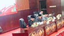 Rapat Paripurna DPRD Kabupaten Murung Raya dalam agenda penyerahan KUA-PPAS RAPBD Tahun Anggaran 2027 serta penyampaian hasil reses anggota DPRD di Ruang Rapat Paripurna DPRD Murung Raya. (foto: Maya)