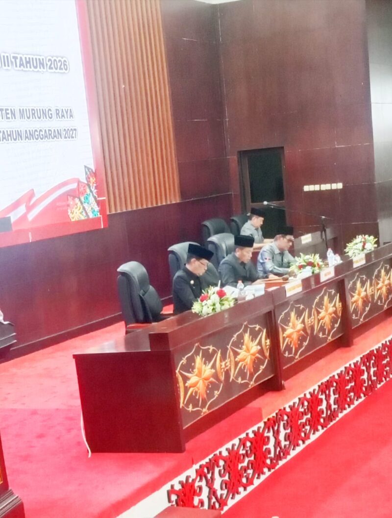 Rapat Paripurna DPRD Kabupaten Murung Raya dalam agenda penyerahan KUA-PPAS RAPBD Tahun Anggaran 2027 serta penyampaian hasil reses anggota DPRD di Ruang Rapat Paripurna DPRD Murung Raya. (foto: Maya)