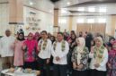 PELATIHAN UMKM – Ketua Umum DPP FKPWK H. Rachmad Fadillah, S.H. didampingi Plt Kepala Dinas Perdagangan dan Perindustrian Kota Banjarmasin Ir. H. Noorsyahdi, M.Kes., perwakilan DP3A Kota Banjarmasin, narasumber Alisa Rahimi, serta peserta saat pembukaan Pelatihan Branding dan UMKM untuk Naik Kelas di Aula Rumah Kemasan Banjarmasin, Rabu (15/7/2026). (foto: istimewa)