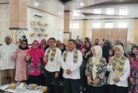 PELATIHAN UMKM – Ketua Umum DPP FKPWK H. Rachmad Fadillah, S.H. didampingi Plt Kepala Dinas Perdagangan dan Perindustrian Kota Banjarmasin Ir. H. Noorsyahdi, M.Kes., perwakilan DP3A Kota Banjarmasin, narasumber Alisa Rahimi, serta peserta saat pembukaan Pelatihan Branding dan UMKM untuk Naik Kelas di Aula Rumah Kemasan Banjarmasin, Rabu (15/7/2026). (foto: istimewa)