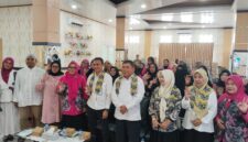 PELATIHAN UMKM – Ketua Umum DPP FKPWK H. Rachmad Fadillah, S.H. didampingi Plt Kepala Dinas Perdagangan dan Perindustrian Kota Banjarmasin Ir. H. Noorsyahdi, M.Kes., perwakilan DP3A Kota Banjarmasin, narasumber Alisa Rahimi, serta peserta saat pembukaan Pelatihan Branding dan UMKM untuk Naik Kelas di Aula Rumah Kemasan Banjarmasin, Rabu (15/7/2026). (foto: istimewa)