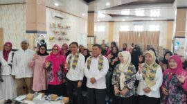 PELATIHAN UMKM – Ketua Umum DPP FKPWK H. Rachmad Fadillah, S.H. didampingi Plt Kepala Dinas Perdagangan dan Perindustrian Kota Banjarmasin Ir. H. Noorsyahdi, M.Kes., perwakilan DP3A Kota Banjarmasin, narasumber Alisa Rahimi, serta peserta saat pembukaan Pelatihan Branding dan UMKM untuk Naik Kelas di Aula Rumah Kemasan Banjarmasin, Rabu (15/7/2026). (foto: istimewa)