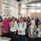 PELATIHAN UMKM – Ketua Umum DPP FKPWK H. Rachmad Fadillah, S.H. didampingi Plt Kepala Dinas Perdagangan dan Perindustrian Kota Banjarmasin Ir. H. Noorsyahdi, M.Kes., perwakilan DP3A Kota Banjarmasin, narasumber Alisa Rahimi, serta peserta saat pembukaan Pelatihan Branding dan UMKM untuk Naik Kelas di Aula Rumah Kemasan Banjarmasin, Rabu (15/7/2026). (foto: istimewa)