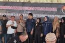 PAMIT TUGAS – Kombes Pol Adam Erwindi (tengah) bernyanyi bersama Ketua PWI Kalsel Zainal Helmie, pimpinan TVRI Kalsel, Edward, Ketua IJTI Kalsel Dina Qomariah bernyanyi bersama-sama di depan para insan pers yang hadir  dalam acara perpisahan di Banjarbaru, Kamis (2/7/2026), usai mendapat promosi sebagai Direskrimum Polda Kepulauan Bangka Belitung. (foto: Mercy)
