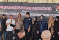 PAMIT TUGAS – Kombes Pol Adam Erwindi (tengah) bernyanyi bersama Ketua PWI Kalsel Zainal Helmie, pimpinan TVRI Kalsel, Edward, Ketua IJTI Kalsel Dina Qomariah bernyanyi bersama-sama di depan para insan pers yang hadir dalam acara perpisahan di Banjarbaru, Kamis (2/7/2026), usai mendapat promosi sebagai Direskrimum Polda Kepulauan Bangka Belitung. (foto: Mercy)