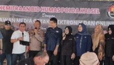 PAMIT TUGAS – Kombes Pol Adam Erwindi (tengah) bernyanyi bersama Ketua PWI Kalsel Zainal Helmie, pimpinan TVRI Kalsel, Edward, Ketua IJTI Kalsel Dina Qomariah bernyanyi bersama-sama di depan para insan pers yang hadir dalam acara perpisahan di Banjarbaru, Kamis (2/7/2026), usai mendapat promosi sebagai Direskrimum Polda Kepulauan Bangka Belitung. (foto: Mercy)