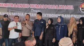 PAMIT TUGAS – Kombes Pol Adam Erwindi (tengah) bernyanyi bersama Ketua PWI Kalsel Zainal Helmie, pimpinan TVRI Kalsel, Edward, Ketua IJTI Kalsel Dina Qomariah bernyanyi bersama-sama di depan para insan pers yang hadir  dalam acara perpisahan di Banjarbaru, Kamis (2/7/2026), usai mendapat promosi sebagai Direskrimum Polda Kepulauan Bangka Belitung. (foto: Mercy)
