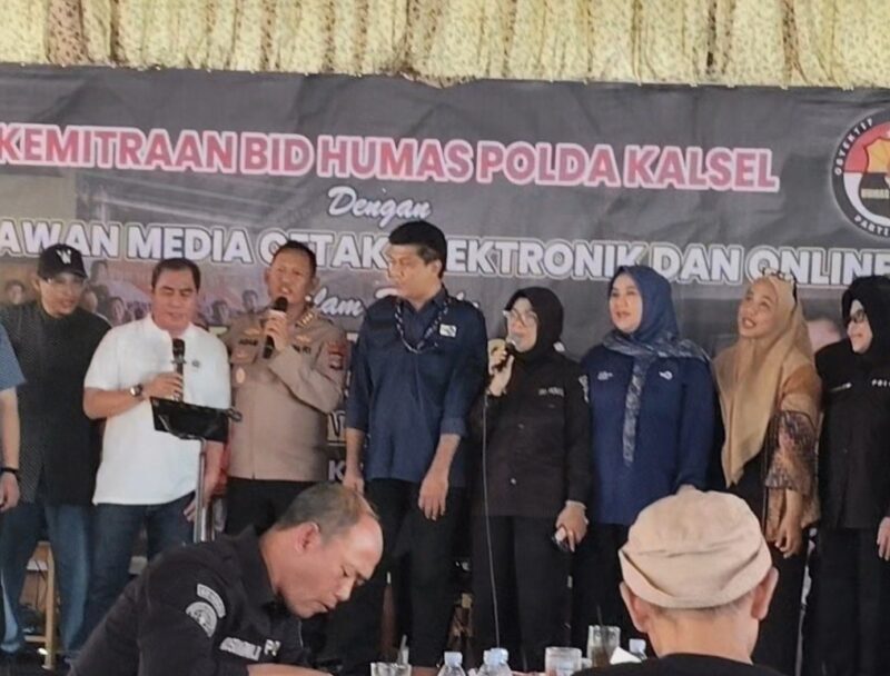 PAMIT TUGAS – Kombes Pol Adam Erwindi (tengah) bernyanyi bersama Ketua PWI Kalsel Zainal Helmie, pimpinan TVRI Kalsel, Edward, Ketua IJTI Kalsel Dina Qomariah bernyanyi bersama-sama di depan para insan pers yang hadir  dalam acara perpisahan di Banjarbaru, Kamis (2/7/2026), usai mendapat promosi sebagai Direskrimum Polda Kepulauan Bangka Belitung. (foto: Mercy)
