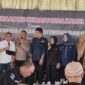 PAMIT TUGAS – Kombes Pol Adam Erwindi (tengah) bernyanyi bersama Ketua PWI Kalsel Zainal Helmie, pimpinan TVRI Kalsel, Edward, Ketua IJTI Kalsel Dina Qomariah bernyanyi bersama-sama di depan para insan pers yang hadir  dalam acara perpisahan di Banjarbaru, Kamis (2/7/2026), usai mendapat promosi sebagai Direskrimum Polda Kepulauan Bangka Belitung. (foto: Mercy)
