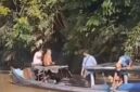 EVAKUASI KORBAN – Warga Desa Tumbang Lahang bersama tim gabungan bergotong royong mengevakuasi jasad Bripda Nopandri Ramadhana yang ditemukan mengapung di aliran Sungai Katingan, Sabtu (4/7/2026). Proses evakuasi dilakukan secara hati-hati agar jenazah tidak kembali hanyut terbawa derasnya arus sungai. (foto: istimewa/screenshot Instagram)