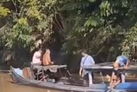 EVAKUASI KORBAN – Warga Desa Tumbang Lahang bersama tim gabungan bergotong royong mengevakuasi jasad Bripda Nopandri Ramadhana yang ditemukan mengapung di aliran Sungai Katingan, Sabtu (4/7/2026). Proses evakuasi dilakukan secara hati-hati agar jenazah tidak kembali hanyut terbawa derasnya arus sungai. (foto: istimewa/screenshot Instagram)