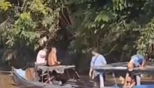 EVAKUASI KORBAN – Warga Desa Tumbang Lahang bersama tim gabungan bergotong royong mengevakuasi jasad Bripda Nopandri Ramadhana yang ditemukan mengapung di aliran Sungai Katingan, Sabtu (4/7/2026). Proses evakuasi dilakukan secara hati-hati agar jenazah tidak kembali hanyut terbawa derasnya arus sungai. (foto: istimewa/screenshot Instagram)