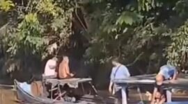 EVAKUASI KORBAN – Warga Desa Tumbang Lahang bersama tim gabungan bergotong royong mengevakuasi jasad Bripda Nopandri Ramadhana yang ditemukan mengapung di aliran Sungai Katingan, Sabtu (4/7/2026). Proses evakuasi dilakukan secara hati-hati agar jenazah tidak kembali hanyut terbawa derasnya arus sungai. (foto: istimewa/screenshot Instagram)