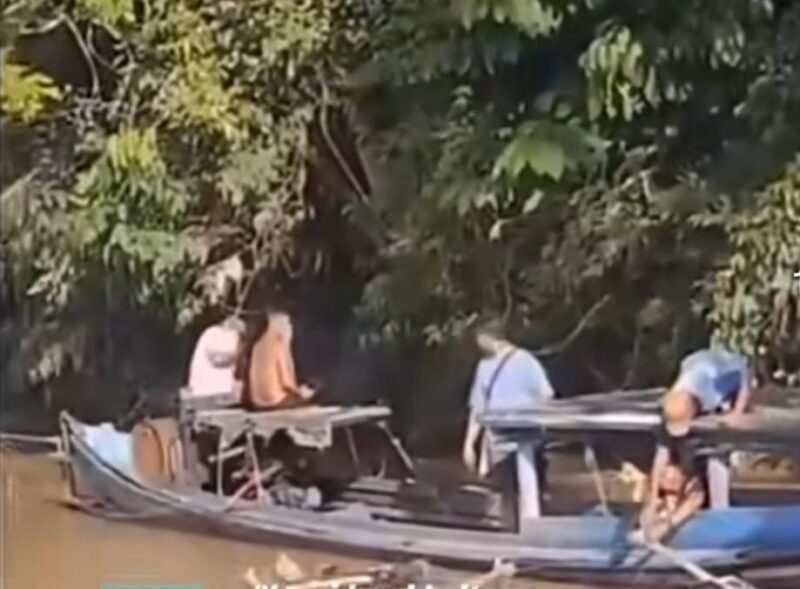EVAKUASI KORBAN – Warga Desa Tumbang Lahang bersama tim gabungan bergotong royong mengevakuasi jasad Bripda Nopandri Ramadhana yang ditemukan mengapung di aliran Sungai Katingan, Sabtu (4/7/2026). Proses evakuasi dilakukan secara hati-hati agar jenazah tidak kembali hanyut terbawa derasnya arus sungai. (foto: istimewa/screenshot Instagram)