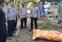 
EVAKUASI KORBAN – Jenazah Aiptu Sumaryanto yang ditemukan di aliran Sungai Katingan, Minggu (5/7/2026) usai dievakuasi . Dengan ditemukannya korban terakhir, operasi pencarian dua anggota Polres Katingan yang sempat hilang resmi dinyatakan selesai. (foto: istimewa)