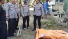 EVAKUASI KORBAN – Jenazah Aiptu Sumaryanto yang ditemukan di aliran Sungai Katingan, Minggu (5/7/2026) usai dievakuasi . Dengan ditemukannya korban terakhir, operasi pencarian dua anggota Polres Katingan yang sempat hilang resmi dinyatakan selesai. (foto: istimewa)