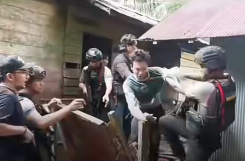 DIAMANKAN – Isnan Melani Pebriansyah alias Robi, salah satu terduga pelaku penyerangan terhadap personel Satresnarkoba Polres Katingan, diamankan tim gabungan di sebuah pondok di Desa Tumbang Kalemei. Polisi menegaskan tersangka yang ditangkap adalah Robi, bukan Ramblan sebagaimana sempat beredar di media sosial. (foto: tangkapan layar/istimewa)
