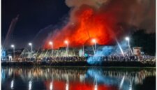 Kebakaran di Pasar Lima berhasil dipadamkan usai berkobar selama sekitar empat jam, Jumat (10/7/2026) 
dini hari. (foto: istimewa)