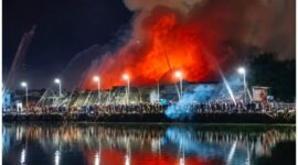 Kebakaran di Pasar Lima berhasil dipadamkan usai berkobar selama sekitar empat jam, Jumat (10/7/2026) 
dini hari. (foto: istimewa)