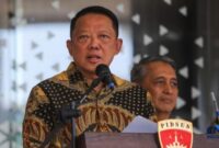 JAMPIDSUS MUNDUR – Jaksa Agung Muda Tindak Pidana Khusus (Jampidsus) Febrie Adriansyah menyampaikan keterangan pers di Gedung Kejaksaan Agung, Jakarta. Kejaksaan Agung mengonfirmasi pengunduran dirinya di tengah proses penyidikan yang dilakukan Polri. (foto istimewa)