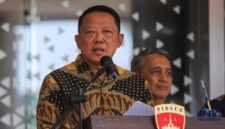 JAMPIDSUS MUNDUR – Jaksa Agung Muda Tindak Pidana Khusus (Jampidsus) Febrie Adriansyah menyampaikan keterangan pers di Gedung Kejaksaan Agung, Jakarta. Kejaksaan Agung mengonfirmasi pengunduran dirinya di tengah proses penyidikan yang dilakukan Polri. (foto istimewa)