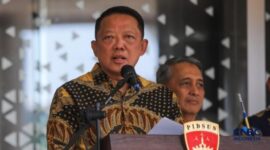 JAMPIDSUS MUNDUR – Jaksa Agung Muda Tindak Pidana Khusus (Jampidsus) Febrie Adriansyah menyampaikan keterangan pers di Gedung Kejaksaan Agung, Jakarta. Kejaksaan Agung mengonfirmasi pengunduran dirinya di tengah proses penyidikan yang dilakukan Polri. (foto istimewa)