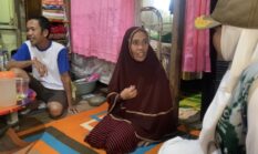 Miris! Tak Miliki WC, Warga Sungai Baru Bab Dibungkus Plastik